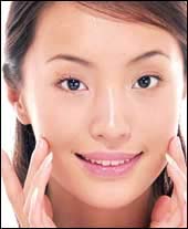女人 用按摩和皱纹说再见
